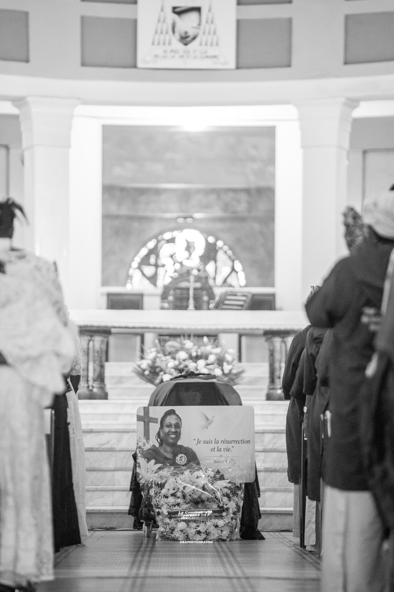 Recueillement dans la cathédrale — noir et blanc